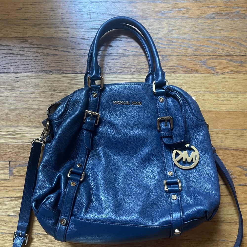 Michael Kors Purse. Adjustable shoulder strap. Medium sized. Good as new.